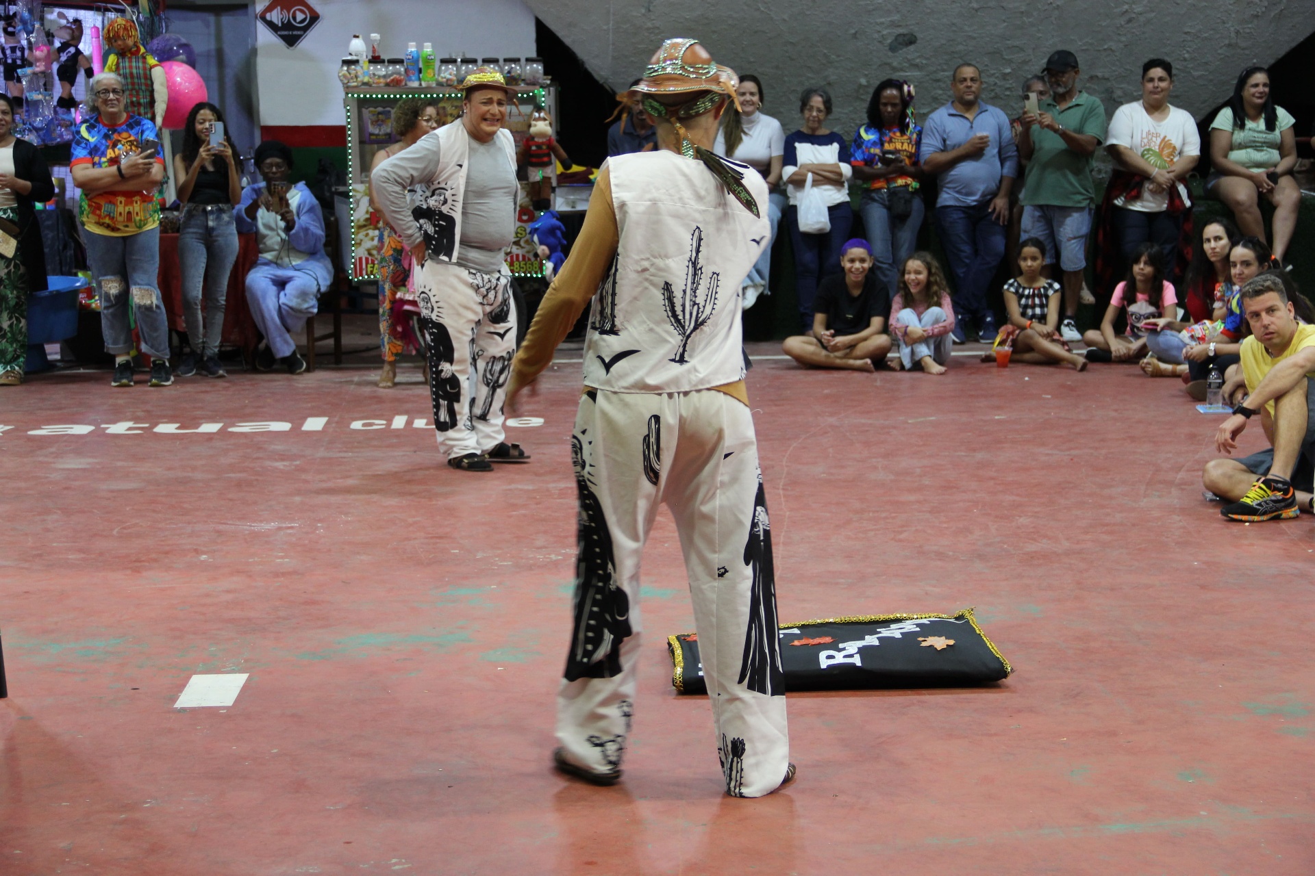 Apresentação de dança junina no Arraiá
